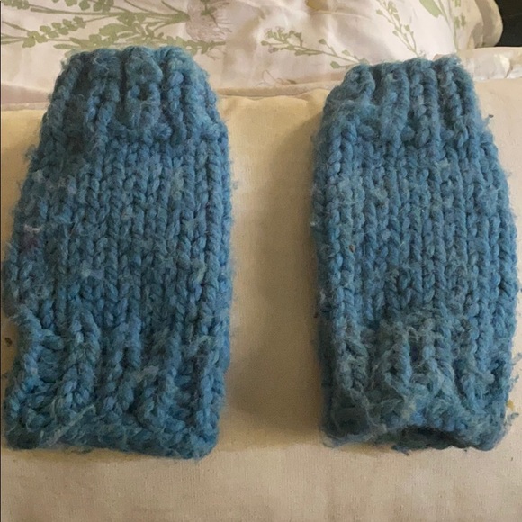 Romanian Hand Knit teal hat and fingerless gloves. - Picture 5 of 8